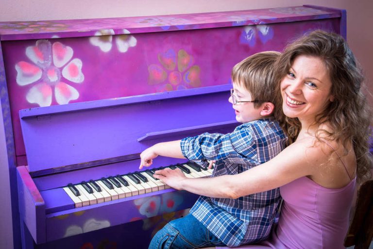 La familia y el piano van de la mano