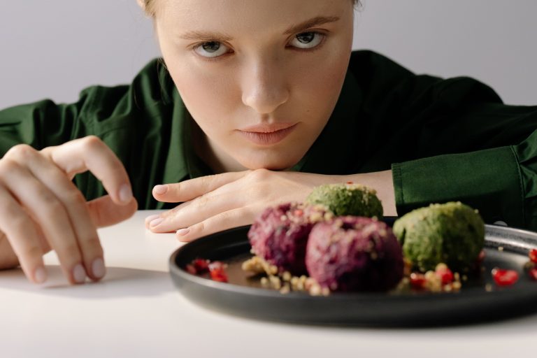 La psicología influye en la alimentación.
